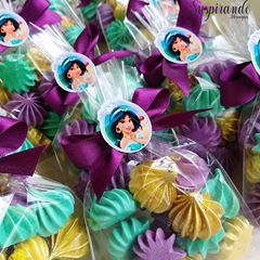 Bom dia!!! Acordei inspirada hoje 😍❤️ Borboletinhas de suspiro 🦋 . . #suspiros #suspirorecheado #suspiromodelado #suspirando… Jasmine Aladin, Princess Jasmine Party, Arabian Party, Aladdin Birthday Party, Princess Jasmine Birthday Party, Princess Jasmine Birthday, Aladdin Party, Jasmine Party, Jasmine Birthday