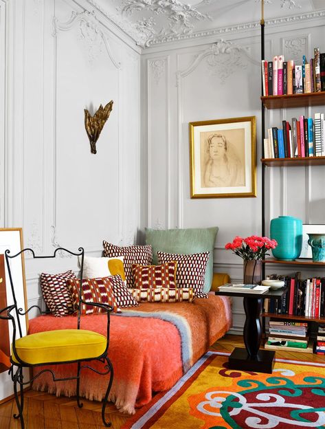 Marc Valeanu - ELLE DECOR Parisian Apartment, Style Deco, Cozy Reading Nook, Eclectic Interior, Elle Decor, Reading Nook, Cozy Bedroom, Home Interior, Bookshelves