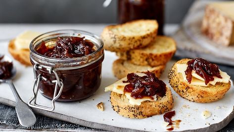 Onion Marmalade Red Onion Marmalade, Melba Toast, Onion Bread, Caramelised Onion, Marmalade Recipe, Great Pizza, Sandwiches For Lunch, Pizza Recipes Dough, French Onion Soup