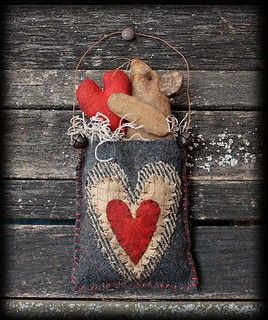 Free Primitive Patterns, Primitive Country Crafts, Primitive Valentine Decor, Primitive Valentine, Mouse Crafts, Primitive Patterns, Diy Valentines Decorations, Fabric Hearts, Valentine Projects