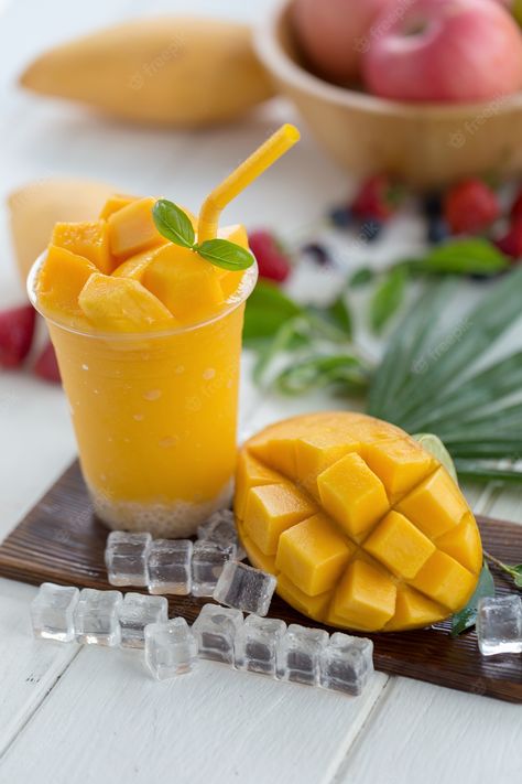 Food Photography Fruit, Mango Drinks, Ripe Mango, Mango Margarita, Mango Fruit, Mango Tree, Fruit Photography, Mango Juice, Wooden Plate