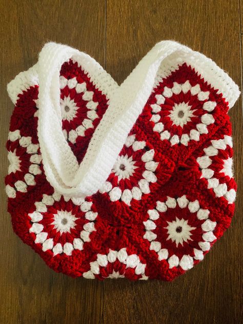 Crocheted tote bag with red and white stripes. Perfect for carrying your beach essentials or everyday White Crochet Bag, Red And White Crochet, Mochila Crochet, Crochet Shoulder Bags, Trendy Bags, Confection Au Crochet, Crochet Bag Tutorials, Crochet Bag Pattern Free, Crochet Inspo