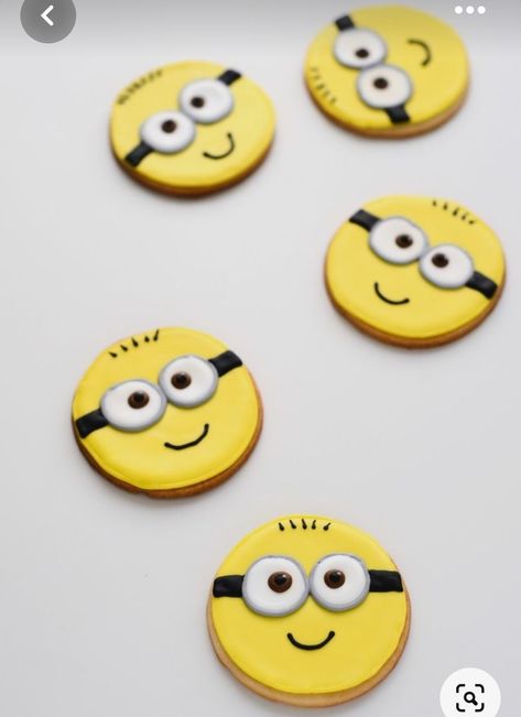 Minion Cookie Cake, Easy Circle Cookie Designs, Round Cookie Designs, Cute Royal Icing Cookies, Galletas Cute, Circle Cookies Decorated, Round Cookie Decorating Ideas, Circle Sugar Cookie Designs, Circle Cookie Decorating Ideas