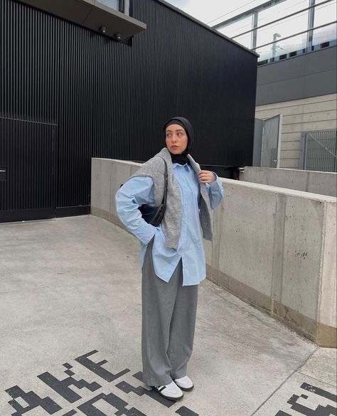 Modest Winter Outfits Casual, Muslim Streetwear, Modest Winter Fashion, Fashion For School, Modest Muslim Fashion, Long Shirt Outfits, Hijab Streetwear, Womens Chambray Shirt, Oversized Shirt Outfit