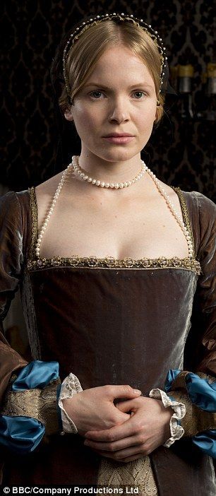 Actress Kate Phillips has been described as too pretty to play Jane Seymour 16th Century Fashion, Tudor Dress, Wolf Hall, Tudor Fashion, Tudor Costumes, Damian Lewis, Tudor History, Jane Seymour, Henry Viii