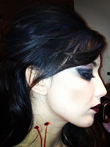 We absolutely loved Daisy Lowe's vampy Halloween makeup she posted on Twitter! She wore a super sparkly black smokey eye with dark red lips and even added a vampire's bite on her neck! It's too bad we couldn't catch the rest of her outfit... -Cosmopolitan.co.uk Vampire Bite Makeup, Kendall Jenner Hailey, Vampire Bite, Quick Costumes, Vampire Look, Vampire Bites, Vampire Costumes, Celebrity Halloween, Dark Red Lips