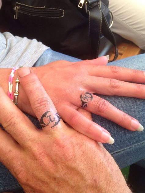 Unique Couple Tattoo, Wedding Band Tattoos, Wedding Ring Finger Tattoos, Tattoos For Siblings, Married Couple Tattoos, Wedding Ring Tattoos, Matching Tattoos For Siblings, Marriage Tattoos, Tattoo Rings