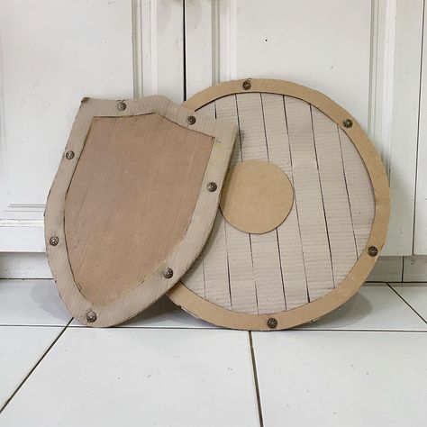 Diy Shield Cardboard, Cardboard Shield Diy, How To Make A Shield Out Of Cardboard, Diy Viking Ship Cardboard, Cardboard Props Cosplay, Cardboard Armor Diy Templates, Cardboard Knight Costume, Cardboard Armor Template, Cardboard Knight Helmet