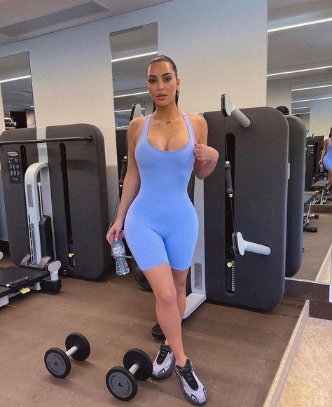 Kim Kardashian Workout, Kim Kardashian Diet, Kardashian Diet, Kim Kadarshian, Kim Kardashian And Kanye, Blue Bodysuit, Gym Fits, Chin Up, Kim K