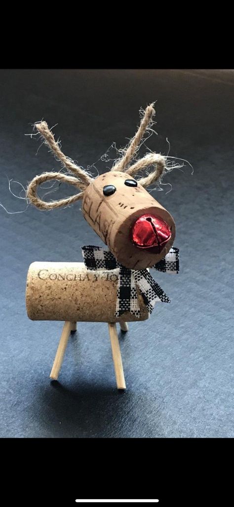 Christmas Cork Ornaments, Wine Cork Reindeer, Cork Reindeer, Wine Cork Crafts Christmas, Wooden Clothespin Crafts, Cork Crafts Christmas, Wine Cork Diy Crafts, Wine Cork Ornaments, Cork Crafts Diy