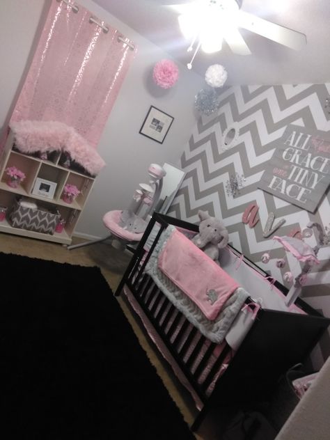 Teen Mom Room With Baby, Poster Room Decor Ideas, Bloxburg Kids Room Ideas, Newborn Room Ideas, Cute Baby Room Ideas, Girly Nursery Ideas, Mom Room, Room Decor Ideas Diy, Newborn Room