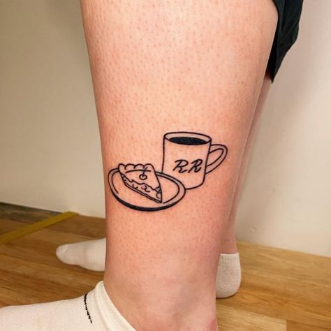 Twin Peaks Coffee Tattoo, Small Pie Tattoo, Sweetie Pie Tattoo, Breakfast Tattoo Ideas, Diner Tattoo, Apple Pie Tattoo, Cherry Pie Tattoo, Breakfast Tattoo, Plate Tattoo