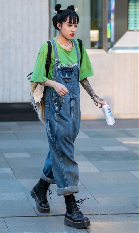 Street Artist Outfit, Overall Outfit Inspiration, Baggy Pants Aesthetic Outfit, Edgy Quirky Style, The Front Bottoms Concert Outfit, Cute Summer Overall Outfits, Punk Corset Outfit, Dungaree Aesthetic, Alt Overalls