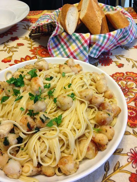 Scallop And Shrimp Pasta, Bay Scallop Recipes, Scallop Recipes Healthy, Scallop Recipes Pasta, Bay Scallops, Scallop Pasta, Linguine Recipes, Sea Scallops, Scallop Recipes