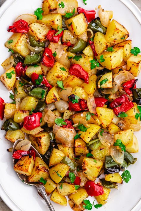 Sheet pan roasted potatoes, onions and peppers - The Delicious plate Potato Peppers Onions Bake, Bell Peppers And Potatoes, Potatoes And Peppers And Onions, Oven Roasted Potatoes And Peppers, Sheet Pan Roasted Potatoes, Potato And Peppers, Roasted Potatoes With Onions, Potatoes With Peppers And Onions, Potatoes Onions And Peppers