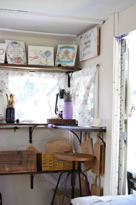 How This Painter Transformed a Vintage Camper Into the Prettiest Traveling Art Studio  - CountryLiving.com Mobile Art Ideas, Home Art Studio Design, Vintage Art Studio, Caravan Art, Mobile Art Studio, Backyard Art Studio, Art Studio Inspiration, Traveling Art, Small Art Studio