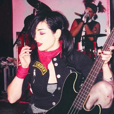 Lyn-Z Way (and Kitty in the background [blowing her nose??]) Lyn Z, Lindsey Way, Mindless Self Indulgence, Gerard Way, Fall Out Boy, Pop Punk, My Chemical Romance, Cool Bands, Punk Rock