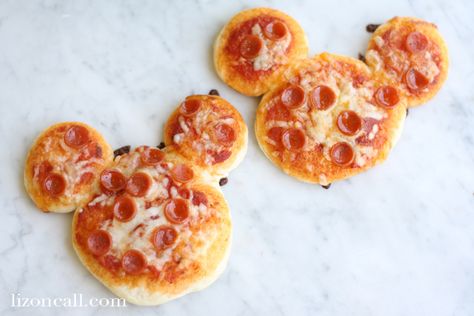 Make lunchtime extra fun with these mini Mickey Mouse pizzas Mickey Mouse Pizza, Mini Mickey Mouse, Disney Treats, Mini Pizzas, Disney Snacks, Think Food, Snacks Für Party, Kids Recipes, Fun Kids Food