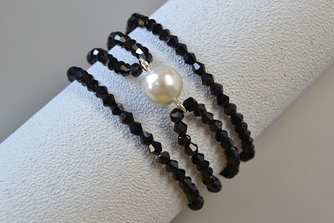 Now, it is done! Bracelets With Beads, Handmade Bracelets Tutorial, Braided Bracelet Diy, Making Bracelets With Beads, Making Bracelets, Black Beaded Bracelets, Diy Bracelet Designs, Handmade Beaded Jewelry, Elegant Bracelet