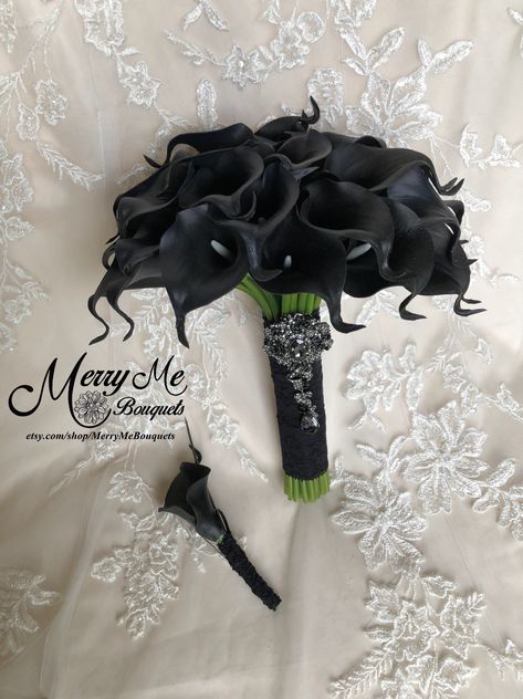 Black Calla Lily, Vampire Wedding, Lily Bridal Bouquet, Dark Wedding Theme, Black Bouquet, Calla Lily Bouquet, Lily Bouquet, Goth Wedding, Dark Wedding