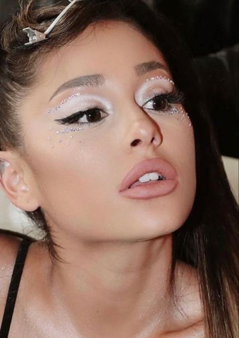 Pearl Makeup Looks, Edc Makeup, Black Swan Makeup, Ballet Makeup, Pearl Makeup, Cartier Event, Disco Makeup, Gem Makeup, Ariana Grande Makeup