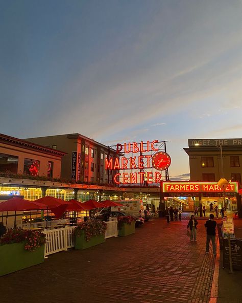 ✨ Top 10 Experiences in Seattle: Uncover the Best of the Emerald City Photo 1: Public Market Center Photo 2: Gum Wall Photo 3: Amazon Photo 4: The Museum of Flight Photo 5: Mount Rainier National Park Photo 6: Great Wheel Photo 7: Pier 57 Historic Carousel Photo 8: Starbucks Reserve Photo 9: Mount Rainier Scenic Railroad Photo 10: Seattle Aquarium ✨ Why is Seattle called the Emerald? Seattle earned its Emerald City nickname because of its always-green landscape. #seattle #pnw #was... Pike Place Market Aesthetic, Seattle Aquarium, The Emerald City, Seattle Travel, Starbucks Reserve, Scenic Railroads, National Park Photos, Pike Place Market, Railroad Photos