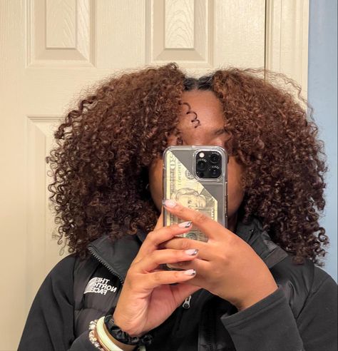 Dyed Curly Hair, Honey Brown Hair, Brown Curly Hair, Brown Hair Inspo, Brown Hair Dye, Quick Natural Hair Styles, Dyed Hair Inspiration, Colored Curly Hair, Dyed Natural Hair