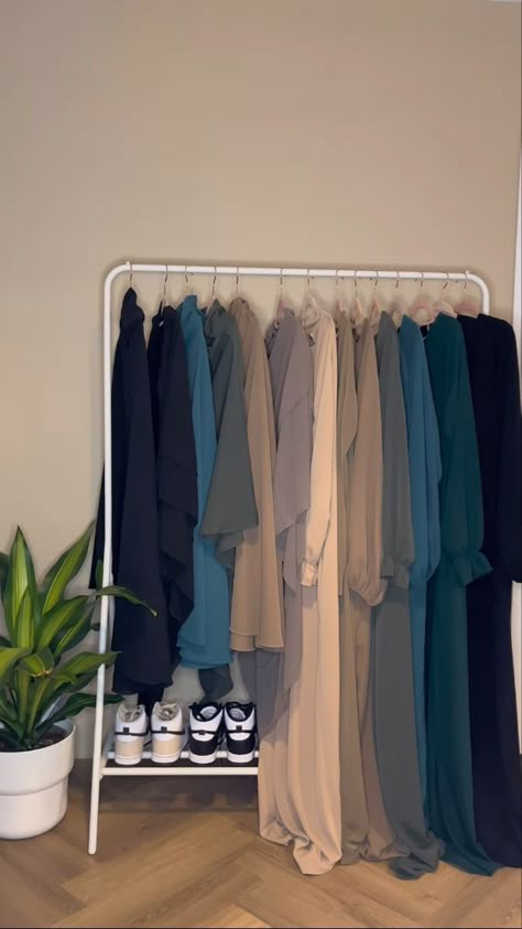 Abaya Clothing Rack, Hijab Organisation, Abaya Closet, Hijab Rack, Veiled Clothes, Muslimah Fashion Casual, Simple Frock Design, Muslimah Outfit, Muslim Fashion Hijab Outfits