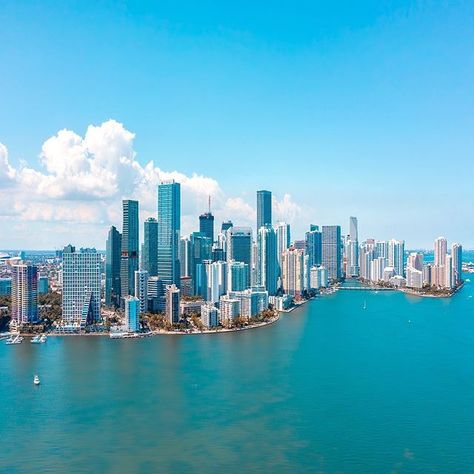 A flying carpet view of Miami   @visuals.by.luis #miami #aladdin Moving States, Nyc Flowers, Miami Downtown, Downtown Pictures, Brunch Nyc, South Beach Florida, Miami Skyline, Miami City, Miami Travel