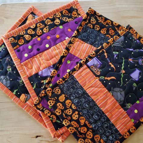 Halloween mug rug snack mat miniature quilt witches brew | Etsy Fall Quilt Patterns, Table Topper Patterns, Halloween Sewing, Mug Rug Patterns, Rug Patterns, Pretty Mugs, Miniature Quilts, Halloween Quilts, Halloween Table