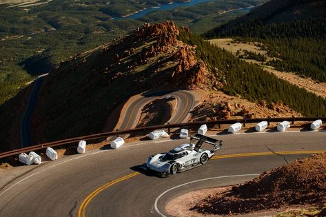 Romain Dumas and the Volkswagen I.D. R race car working their way up Pikes Peak fast... Pikes Peak Hill Climb, Hill Climb Racing, E30 M3, Pikes Peak, Hill Climb, Ulsan, Pretty Cars, World Records, Muscle Car