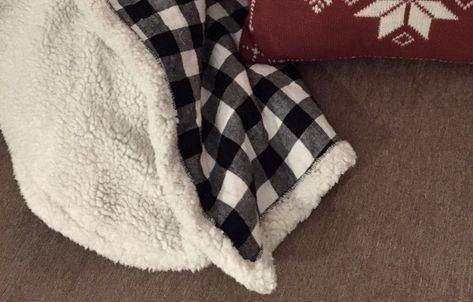 This flannel and cuddle fabric throw blanket is super cozy and is really easy to make, a perfect last minute DIY gift idea! Easy Blankets To Make, Diy Throw Blankets, Quilt Gifts, Diy Throws, Fleece Projects, Flannel Blankets, Diy Blanket Ladder, Easy Quilt, Blanket Ladder