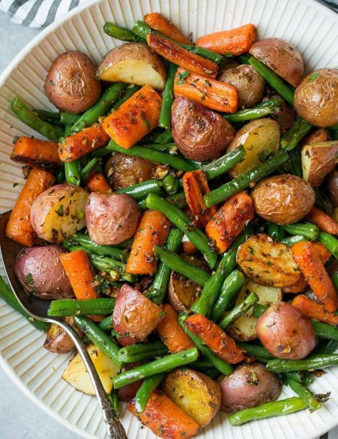 Garlic Herb Roasted Potatoes, Roasted Potatoes Carrots, Roasted Potatoes And Carrots, Potatoes And Green Beans, Green Beans Recipe, Carrots And Green Beans, Herb Roasted Potatoes, Resep Salad, Potatoes Carrots