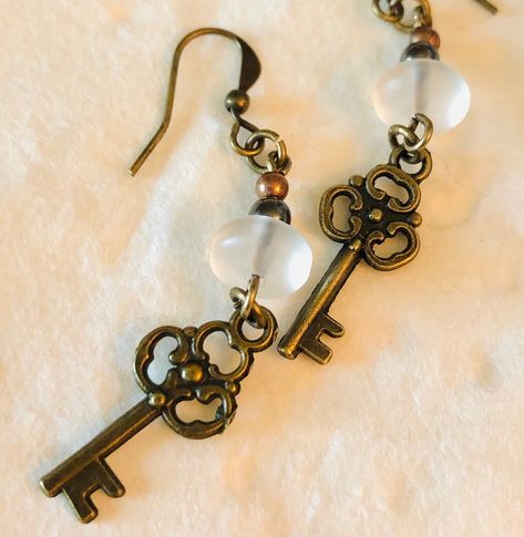 Book Charm, Key Earrings, Old Keys, Key Jewelry, Hey Man, Bracelet Ideas, Key Design, Gift Teacher, Enamel Earrings