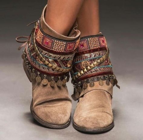 Boho footwear Bohemian Style Shoes, Bohemian Shoes, Botas Western, Moda Hippie, Look Boho Chic, Boho Shoes, Estilo Hippy, Mode Hippie, Estilo Indie