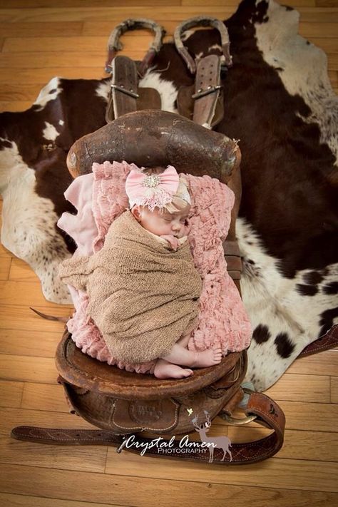 Saddle Newborn Pictures, Cowgirl Newborn Pictures, Western Newborn Pictures Cowgirl, Western Newborn Photography, Photo Bb, Baby Pictures Newborn, Newborn Pics, Baby Sleep Problems, Foto Baby