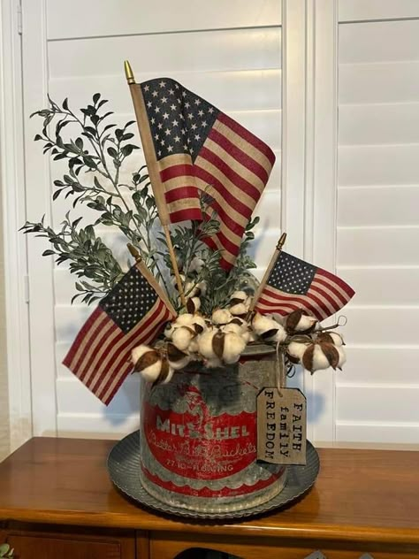 Americana Outdoor Decor, Vintage 4th Of July Decorations, Vintage Americana Decor, Patriotic Decor Ideas, July 4th Decorations, 4th Decorations, Patriotic Crafts Diy, 4th Of July Fun, Fourth Of July Crafts