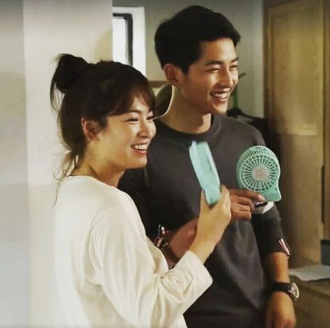 Twitter Descendants Of The Sun Wallpaper, Sun Song, Songsong Couple, Descendants Of The Sun, Korean Drama Series, Couples Songs, Hye Kyo, 22 November, Song Joong