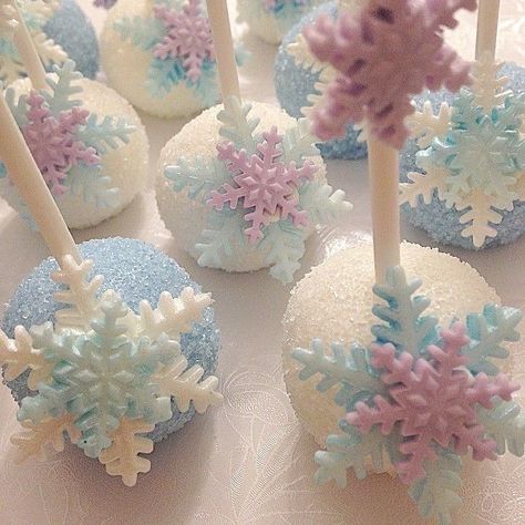 Elsa Birthday Gift Ideas, Frozen Cakepops Ideas, Disney Frozen Cake Pops, Elsa Strawberries, Disney Themed Cake Pops, Frozen Birthday Cake Pops, Frozen Themed 1st Birthday Party, Cake Pops Frozen Theme, Winter Themed Cake Pops