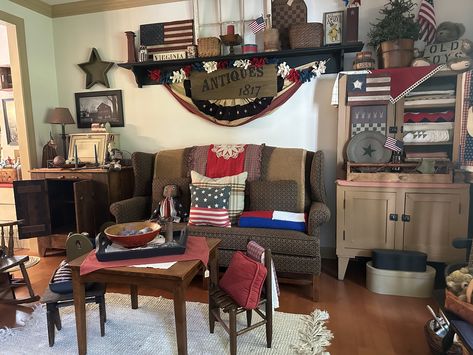 Patriotic Living Room, Americana Interior Design, Americana Living Rooms, Modern Americana, Primitive Americana, Virginia Usa, Patriotic Decor, Patriotic Decorations, Decoration Ideas