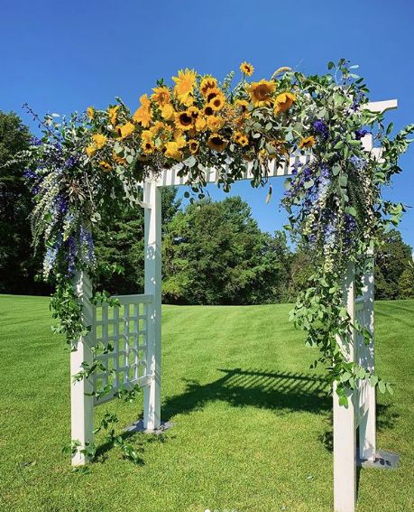 10 Incredible Sunflower Wedding Ideas | Bridal Shower 101 Diy Wedding Arch Flowers, Flower Theme Wedding, Sunflower Wedding Ideas, Arbor Ideas, Sunflower Wedding Favors, Sunflower Wedding Cake, Bridal Shower Decorations Rustic, Sunflower Invitations, Diy Wedding Arch