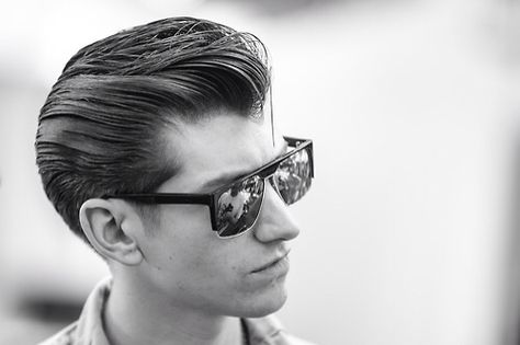 Alex Turner Alex Turner Hair, Timmy Turner, The Last Shadow Puppets, Artic Monkeys, Thick Curly Hair, Batman And Robin, Corte De Cabelo Masculino, Alex Turner, Pompadour