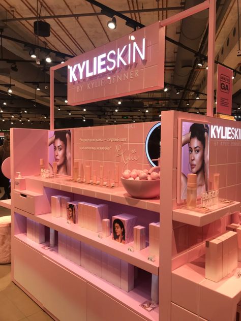 Cosmetic Booth Design, Makeup Store Interior, Beauty Pop Up Store, Makeup Store Design, Kylie Cosmetics Store, Event Booth Design, Beauty Expo, Trajes Kylie Jenner, Corporate Event Design