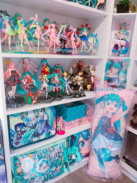 [Picture#2558375] My Hatsune Miku shrine 4/4 Brazilian Twist, Kawaii Bedroom, Otaku Room, Turquoise Hair, Anime Decor, Anime Room, Gaming Room Setup, Cute Room Ideas, Anime Figurines