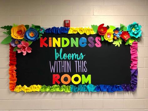 Classroom Decor Flowers, Classroom Flower Theme, Flower Bulletin Board Ideas, Ideas Para Murales Escolares, Flower Bulletin Boards, Soft Board Decoration, Kindergarten Bulletin Boards, Soft Board, School Board Decoration