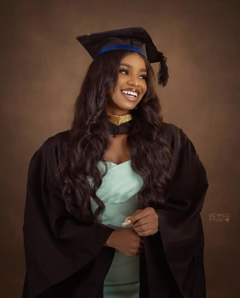 Convocation Studio Photoshoot, Graduation Photoshoot Ideas Studio, Convocation Poses, Creative Shot For Graduation Studio, Studio Graduation Photoshoot, Graduation Studio Photoshoot Ideas, College Graduation Photoshoot Ideas, Career Woman Fashion, Senior 25