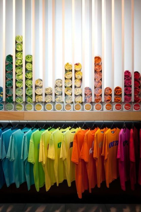 Colours of the rainbow, a neat and simple display for t-shirts. Display Visual Merchandising, Clothing Store Displays, Visual Merchandising Displays, Retail Inspiration, Clothing Displays, Retail Merchandising, Retail Store Design, Boutique Interior, Retail Interior