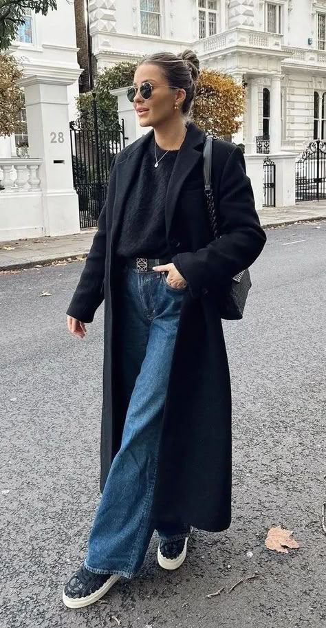 Long Black Jacket Outfit Casual, Jeans And Long Coat Outfit, Black Turtleneck Winter Outfit, Long Black Dress With Jacket, Napa Valley Outfit Winter, Black Coat Outfit Winter, Outfit Roma, Parisian Winter Outfits, Coat Outfits For Women