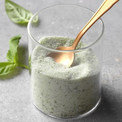 How To Make Basil Salt, Homemade Salts, Herb Salts, Flavored Salts Recipes, Herb Salt Recipe, Infused Salt, Basil Salt, Dry Rubs, Basil Recipes