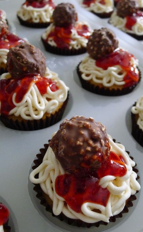 Spaghetti and meatballs cupcakes!  Ferrero Rocher Chocolates as meatballs. Strawberry jam as sauce (tinted with red colouring), Squiggly pipped buttercream as spaghetti. Meatball Cupcakes, Ferrero Rocher Chocolates, Think Food, Dessert Bar, Köstliche Desserts, Ferrero Rocher, Muffin Tin, Banana Split, Strawberry Jam